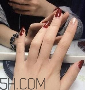 冬天美甲適合什么顏色？純色美甲跳色款式搭配圖
