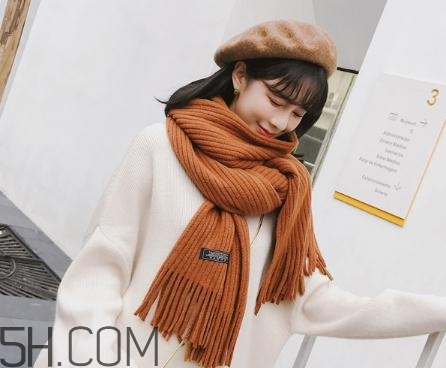 焦糖色圍巾配什么顏色衣服？焦糖色圍巾搭配圖片