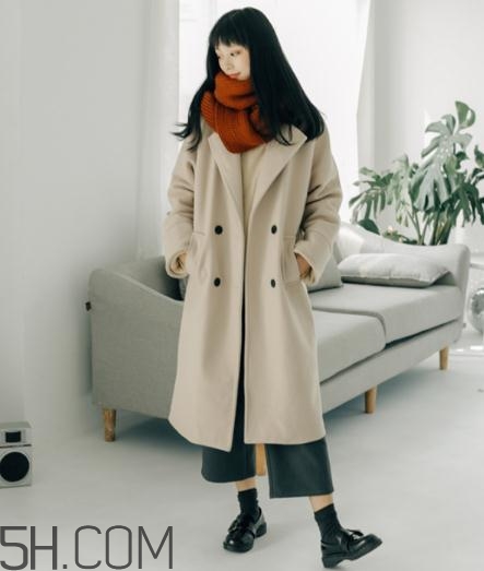 焦糖色圍巾配什么顏色衣服？焦糖色圍巾搭配圖片