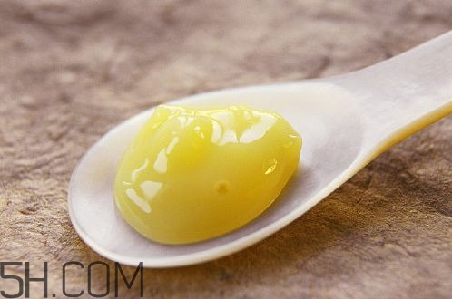 蜂王漿的營(yíng)養(yǎng)成分有哪些？怎么辨別真假蜂王漿？