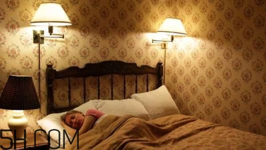 睡覺不關(guān)燈的危害有哪些？如何正確的睡個(gè)美容覺？