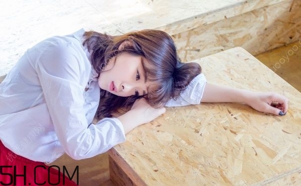 女性全身乏力是怎么回事？導致女性全身乏力可能患有什么疾?。?></p><p>4.泌尿系感染</p><p>女性患泌尿系感染后，不一定出現(xiàn)燒灼感或尿急，卻會產生疲勞感。多數情況下，泌尿系感染是由尿道中的細菌引起的，通過口服抗菌藥治療，一周內疲勞感就會消失。</p><p>5.甲狀腺功能減退</p><p>如果身體發(fā)懶，心情抑郁，可能是甲狀腺功能在減退。據美國甲狀腺基金會的資料，60歲后，近20%的女性會因甲狀腺功能紊亂產生疲勞，但多數人并不知情。此時，補充相應的激素可以改善甲狀腺功能，緩解疲勞。</p><h3>全身乏力的危害</h3><p>1.嗜好飲酒者常有疲倦感;饑餓的人因缺乏蛋白質和缺鉀也感全身乏力;疲乏軟弱有時是維生素B1缺乏癥者的前驅癥狀，嗜酒者易患此病。</p><p>2.體力或腦力勞動者的疲乏是一種正常的生理現(xiàn)象，但在稍微勞動后即感疲乏則需重視。</p><p>3.頻繁吐瀉和大量用利尿劑者因血鉀低而致全身無力;但血鉀過高患者也感軟弱，故需驗血鑒別。</p><p>4.糖尿病是最常導致全身乏力的疾病?；颊哂捎谔谴x失常，高能磷酸鍵減少，負氮平衡，失水及電解質失衡等原因，故易疲乏、虛弱無力，且有口渴、消瘦、多食、多尿等癥狀。</p><p>5.貧血也常引起疲乏，嚴重的有慢性貧血、起病較驟的缺鐵性貧血、急性失血性貧血、急性溶血性貧血等，這些患者均有全身乏力的現(xiàn)象。</p><p style=