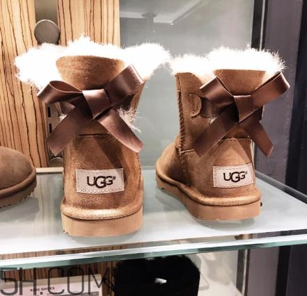 ugg雪地靴要穿襪子嗎？ugg是光腳穿嗎？
