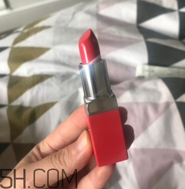 倩碧小方唇膏卡唇紋嗎？06號(hào)適合黃皮嗎？