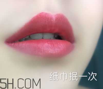 倩碧小方唇膏持久度如何？沾杯嗎？