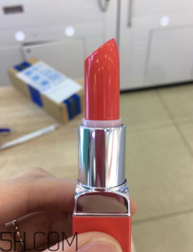 倩碧小方唇膏持久度如何？沾杯嗎？