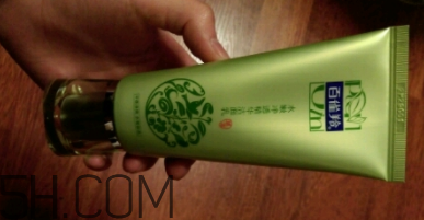 百雀羚泡沫潔面乳洗后緊繃嗎？適合干皮嗎？