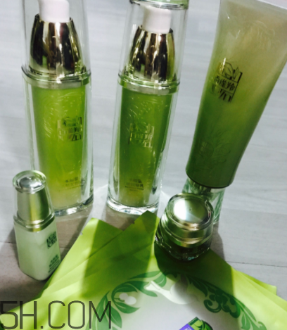 百雀羚水能量套盒適合油皮嗎？適合秋冬用嗎？