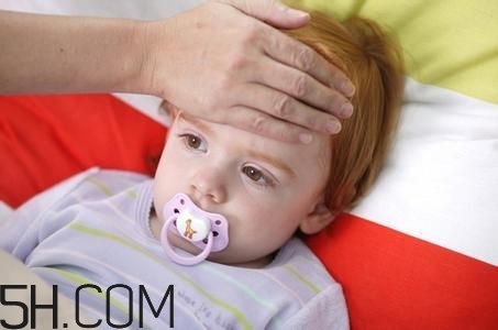 小兒肺炎的癥狀表現(xiàn)有哪些？小兒肺炎應(yīng)該怎么治療？