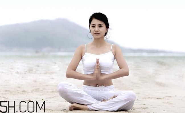 女性乳房脹痛乳頭瘙癢的原因有哪些？女性如何進行乳房保?。?></p><p>經(jīng)常游泳、做俯臥撐、擴胸運動，每天早晚仰臥在床上，用雙手按摩乳房。具體操作是：在乳房周圍旋轉(zhuǎn)按摩，順時針、逆時針方向，直到乳房皮膚微紅微熱為止，最后提拉乳頭數(shù)次，這樣能刺激整個乳房，包括乳腺管、脂肪組織、結(jié)締組織等，使乳房得更豐滿，更富有彈性。
豐胸要有道，選擇合適的豐胸產(chǎn)品，不要疾病亂投醫(yī)，胡亂試用豐胸產(chǎn)品。正確的穿胸罩是保護乳房的第一步，可以很好的防治乳房變形，在睡眠姿勢上我們也要注意。我們還可以做一些豐胸按摩，同時吃一些豐胸食品。</p><h3>吃什么對乳房不好</h3><p>1、喝咖啡太多</p><p>瑞典科學家的一項最新發(fā)現(xiàn)引起很多人的關(guān)注，因為他們指出，女孩每天喝咖啡若超過三杯，她們的乳房會變小。研究人員通過檢測發(fā)現(xiàn)，半數(shù)女性體內(nèi)含有一種特殊基因，因為這種基因，當她們攝入咖啡因時，乳房就會縮小。</p><p>2、斷食減肥法</p><p>長期處于饑餓的狀態(tài)，人體以為進入了饑荒年代，必然會調(diào)動儲藏的脂肪和蛋白質(zhì)來應付，而乳房的主要結(jié)構(gòu)成文之一就是脂肪和膠原蛋白。</p><p>胸部脂肪減少、皮膚松弛、胸肌流失，而營養(yǎng)不足又引起腺體組織萎縮，整體胸部組織減少，但連接胸肌和乳房的結(jié)締組織卻沒有隨之減少，因此胸部就變小變下垂了。</p><p>3、不吃油</p><p>乳房大小取決于乳腺組織和脂肪的數(shù)量。因此，適度地增加胸部的脂肪量，是提高豐挺度的最自然、最合理、最健康的方法。不要片面追求苗條的體型曲線美，而盲目地節(jié)食、挑食，專吃素菜，不吃魚、肉等葷菜。</p> </div>
<div align=