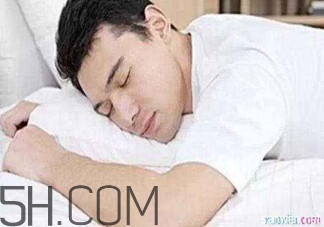 男人趴著睡對身體的危害有哪些？男人趴著睡有哪些危害？