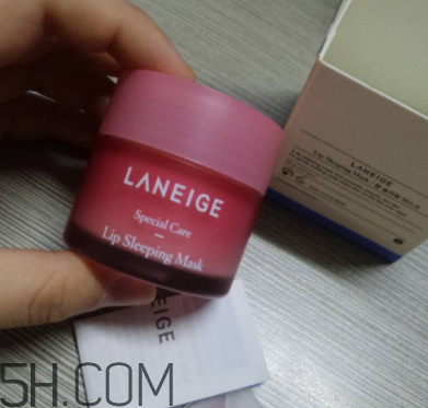 蘭芝夜間唇膜每次敷多厚？每次用多少？