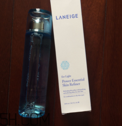 蘭芝水衡精華水油不油？適合油皮嗎？