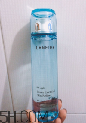 蘭芝水衡精華水油不油？適合油皮嗎？