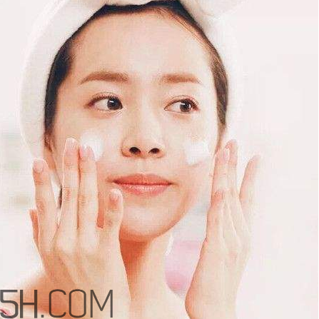 卸妝膏和卸妝油有什么區(qū)別？不同卸妝產(chǎn)品的使用方法