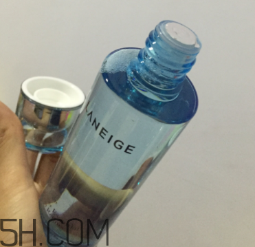 蘭芝水衡精華水油不油？適合油皮嗎？