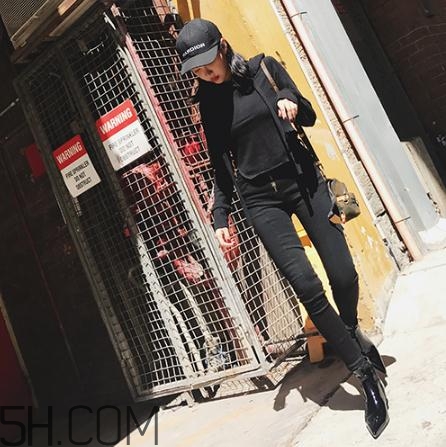 黑色衣服掉色屬于質(zhì)量問題嗎？黑色衣服掉色嚴(yán)重怎么辦？