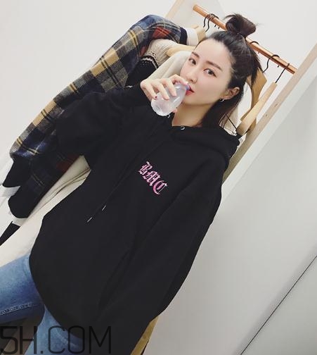 黑色衣服粘毛怎么處理？黑色衣服沾毛怎么辦？
