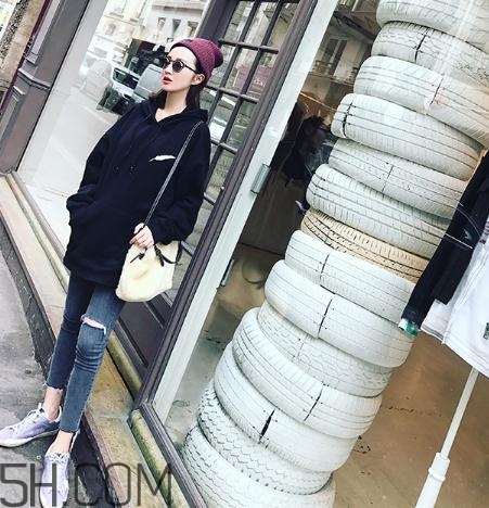 黑色衣服被漂白水弄壞怎么復(fù)原？黑色衣服被84燒黃了怎么辦？