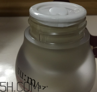 sum37魔法眼霜油不油？油皮能用嗎？