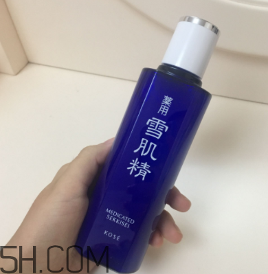 雪肌精化妝水盈潤型適合油皮嗎？適合夏季嗎？
