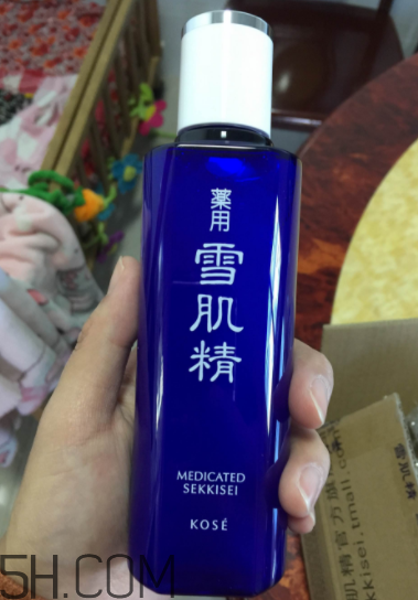 雪肌精化妝水盈潤型成分是什么？會使皮膚變薄嗎？