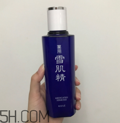 雪肌精化妝水盈潤型成分是什么？會使皮膚變薄嗎？