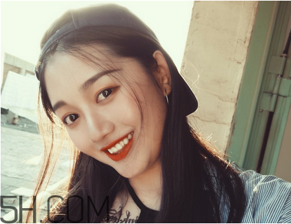 中午睡覺要卸妝嗎？怎么避免帶妝睡覺的危害？