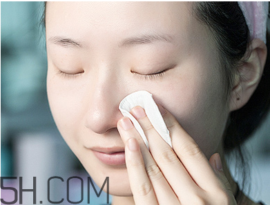 化妝棉卸妝時(shí)候要打濕嗎？使用化妝棉卸妝要注意什么？