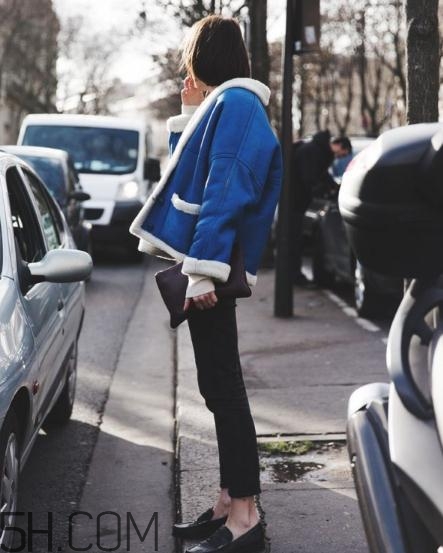 羊羔絨牛仔外套怎么搭配？羊羔絨牛仔外套搭配女