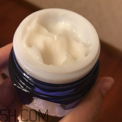 雪肌精菁華凝霜油不油？適合油皮嗎？