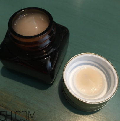 雅詩蘭黛小棕瓶眼霜每次用多少毫升？每次用量多少？
