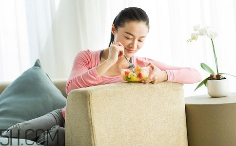 女孩月經(jīng)初潮可不可以喝紅糖水？女孩月經(jīng)初潮媽媽應(yīng)該怎么做？