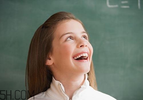 女孩月經(jīng)初潮量多量少正常嗎？月經(jīng)初潮一般幾天干凈？