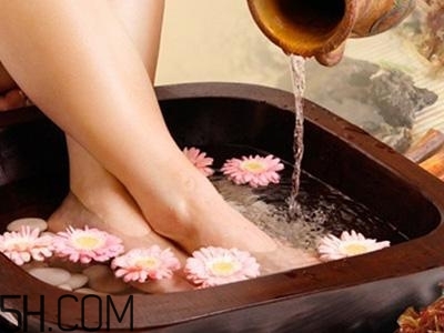 檸檬精油可以泡腳嗎？檸檬精油泡腳的好處有哪些？