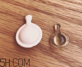 伊麗莎白雅頓眼部精華液油不油？長脂肪粒嗎？
