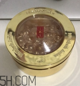 伊麗莎白雅頓眼部精華液油不油？長脂肪粒嗎？