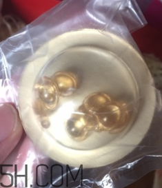 伊麗莎白雅頓眼部精華液油不油？長脂肪粒嗎？