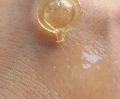 伊麗莎白雅頓眼部精華液油不油？長脂肪粒嗎？