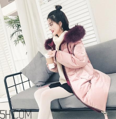 粉色羽絨服里面怎么搭配？粉色羽絨服內(nèi)搭什么？