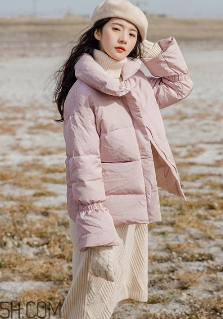 粉色羽絨服里面怎么搭配？粉色羽絨服內(nèi)搭什么？