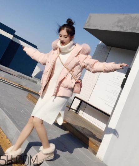 粉色羽絨服里面怎么搭配？粉色羽絨服內(nèi)搭什么？