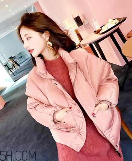 粉色羽絨服里面怎么搭配？粉色羽絨服內(nèi)搭什么？