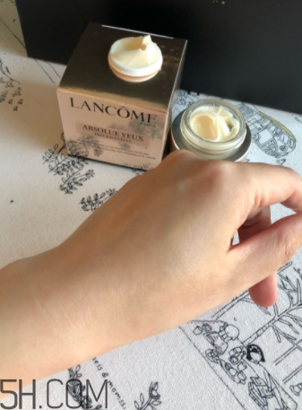 蘭蔻菁純眼霜與小黑瓶眼霜有什么區(qū)別？哪個好用？