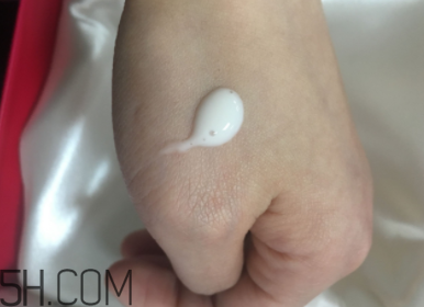 蘭蔻美膚修護(hù)精華乳有刺激嗎？適合敏感肌嗎？