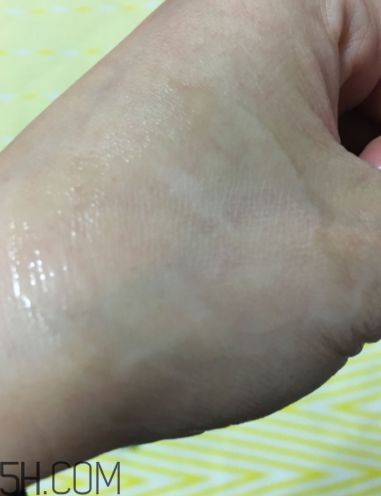 蘭蔻美膚修護(hù)精華乳有刺激嗎？適合敏感肌嗎？