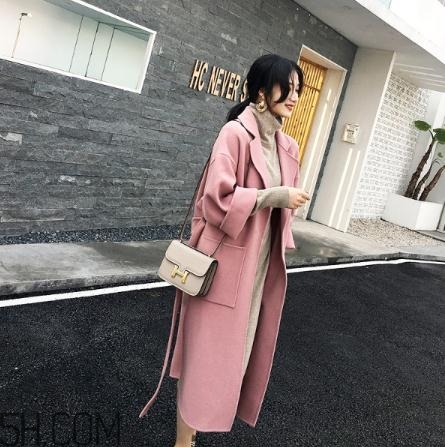 粉色大衣配什么顏色包包？粉色大衣搭配什么包？
