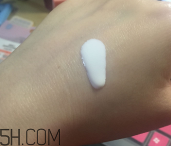 娥佩蘭防曬霜是物理防曬還是化學(xué)防曬？油不油？