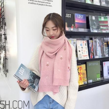 粉色圍巾怎么搭配衣服？粉色圍巾配什么顏色衣服？