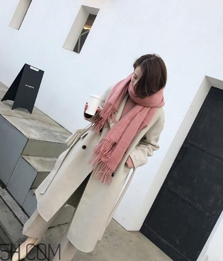 粉色圍巾怎么搭配衣服？粉色圍巾配什么顏色衣服？
